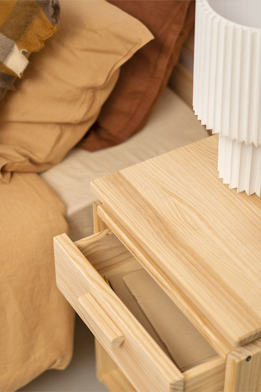 Imagen de ambiente 2 para:Mesita de madera maciza de pino